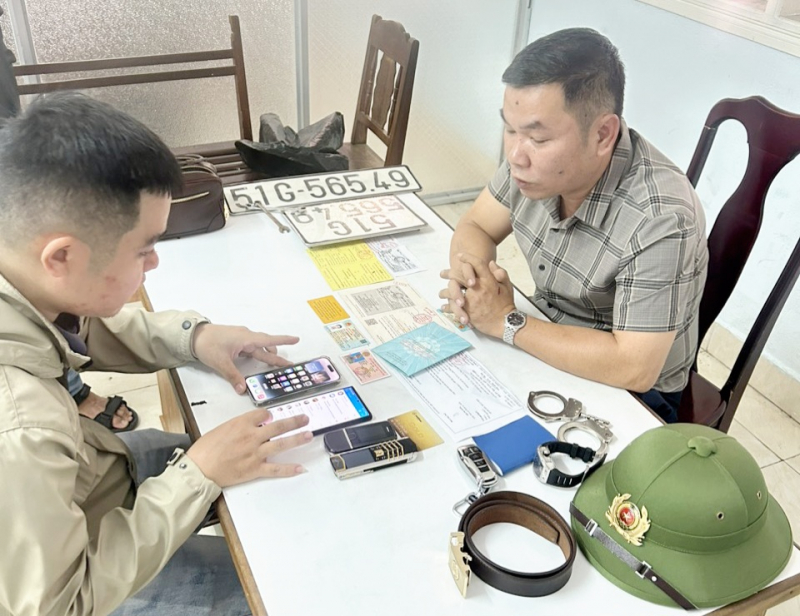 Đi xe biển số xanh gắn còi hụ, lừa 2 phụ nữ hơn 7 tỷ đồng -0