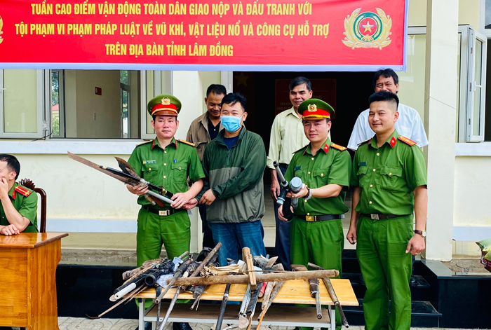 Người dân giao nộp 132 súng tự chế cùng hàng nghìn viên đạn -0