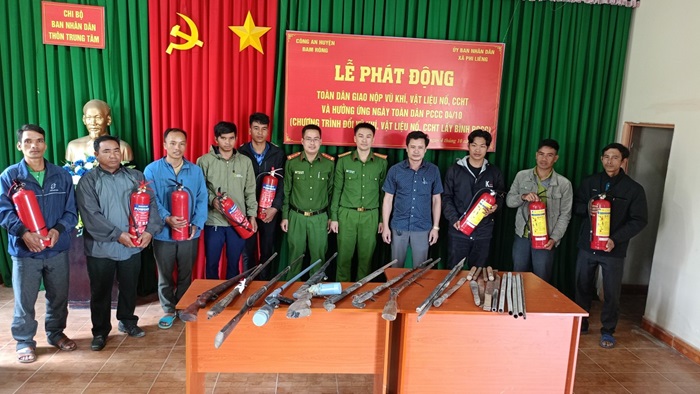 Người dân giao nộp 132 súng tự chế cùng hàng nghìn viên đạn -0