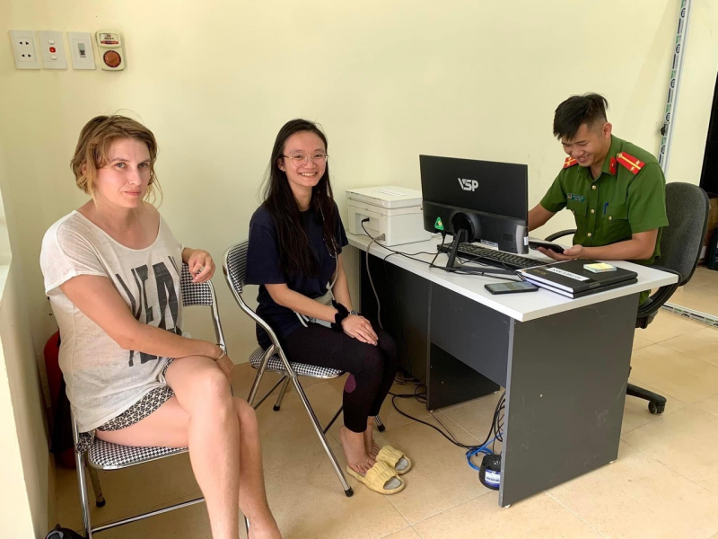 Công an xã phối hợp giải cứu hai du khách bị lạc trong rừng ở Thác Bản Giốc -0