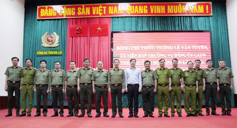 Deputy Minister Le Van Tuyen works with leaders of Gia Lai Provincial Police Department -0