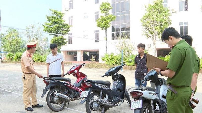 Khởi tố nhóm đối tượng thông chốt và tấn công cảnh sát giao thông -1