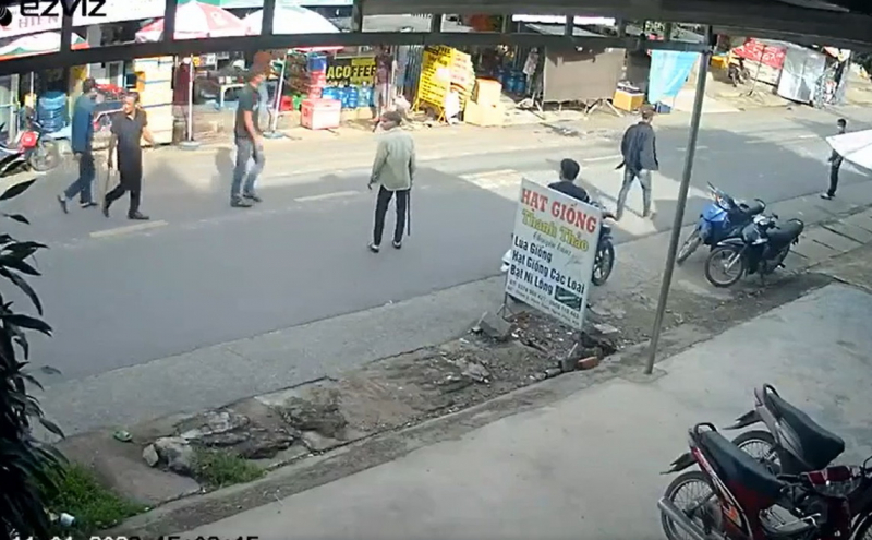 Ráo riết truy xét hành tung nhóm người hành hung một phụ nữ -1