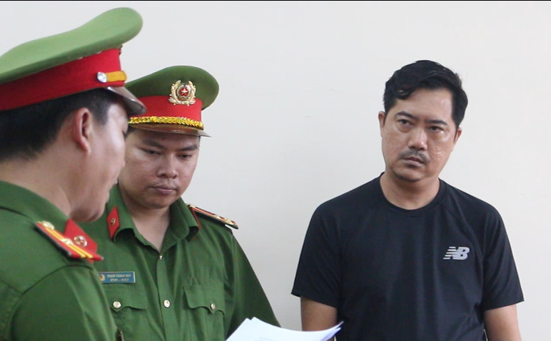 Triệt phá đường dây buôn lậu điện thoại di động, máy tính 300 tỷ đồng  -0