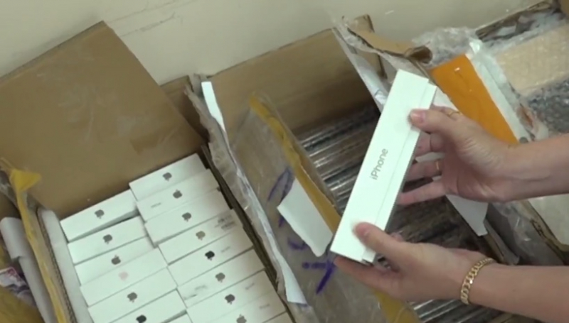 Triệt phá đường dây buôn lậu điện thoại di động, máy tính 300 tỷ đồng  -0