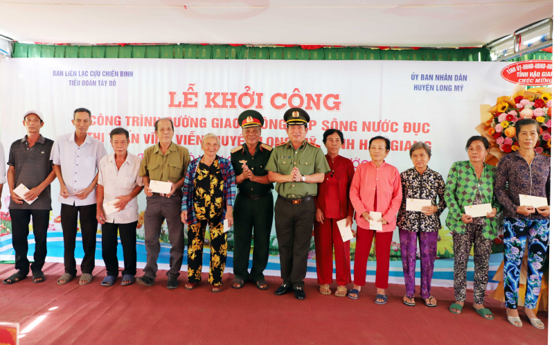 Cựu chiến binh Tiểu đoàn Tây Đô góp sức xây dựng đường nông thôn vùng căn cứ cách mạng -0