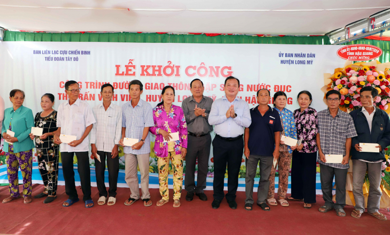 Cựu chiến binh Tiểu đoàn Tây Đô góp sức xây dựng đường nông thôn vùng căn cứ cách mạng -0