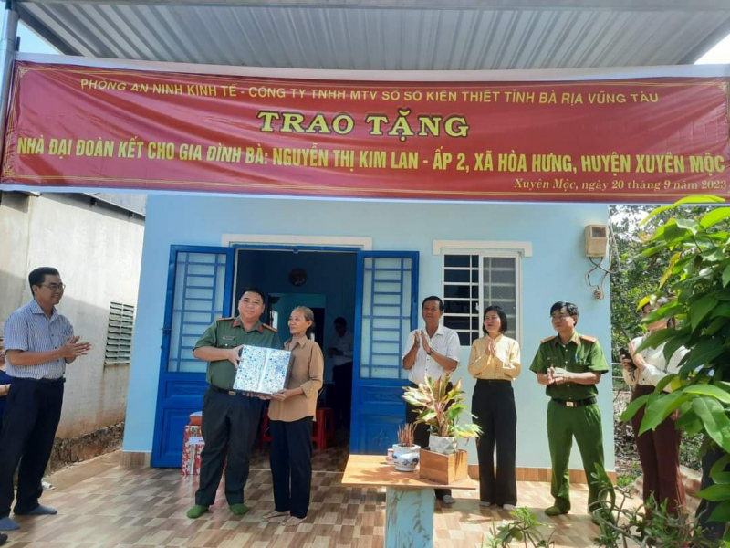 Trao nhà đại đoàn kết - Trọn nghĩa tình quân dân -0