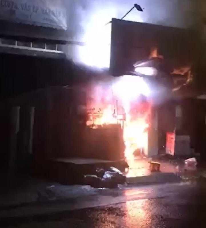 2 vợ chồng trèo qua mái nhà hàng xóm thoát đám cháy quán trà sữa -0