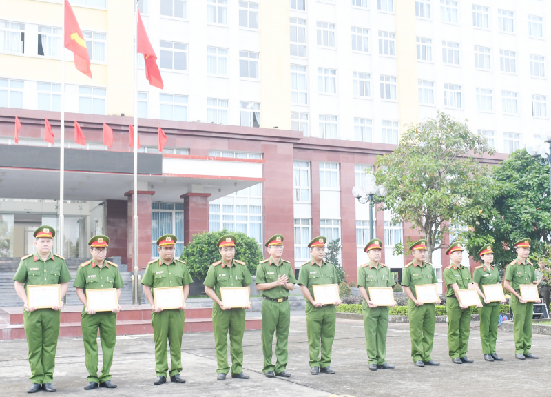 Trà Vinh khen thưởng 10 tập thể có thành tích xuất sắc trong thực hiện Đề án 06 -0