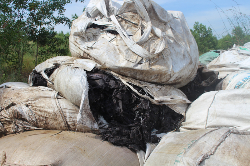 Ngang nhiên đổ trộm hàng chục tấn chất thải bốc mùi hôi thối -0