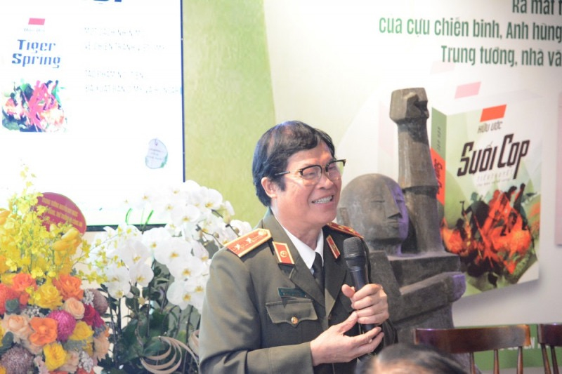 Trung tướng, nhà văn Hữu Ước ra mắt “Suối Cọp” -1