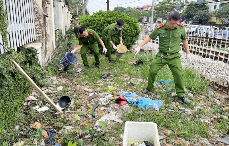 Dọn kim tiêm, lắp camera phòng ngừa con nghiện hút chích quanh Bệnh viện Bạch Mai -1