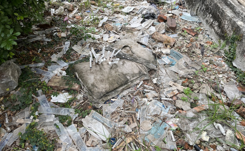 Dọn kim tiêm, lắp camera phòng ngừa con nghiện hút chích quanh Bệnh viện Bạch Mai -0