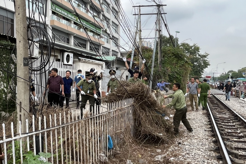 Dọn kim tiêm, lắp camera phòng ngừa con nghiện hút chích quanh Bệnh viện Bạch Mai -1