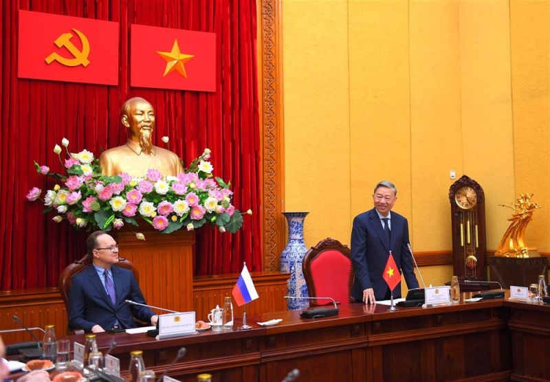 Minister To Lam receives visiting Russian children -0