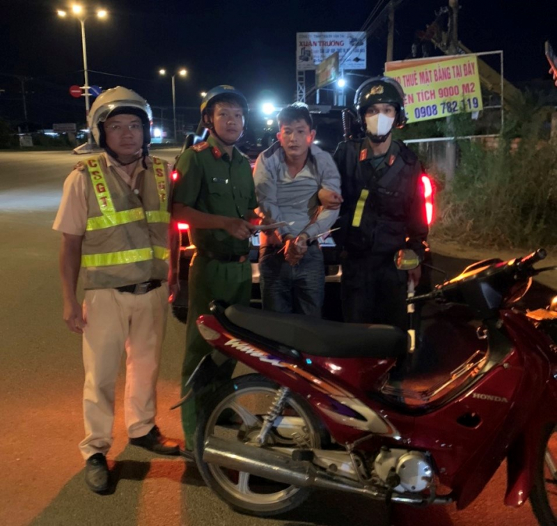 Đón lõng, bắt giữ đối tượng truy nã nguy hiểm -0