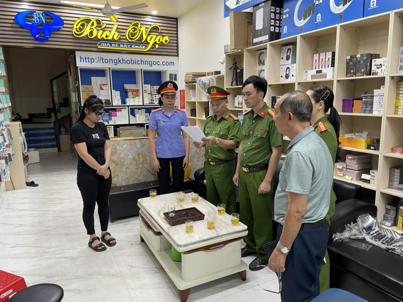 Khởi tố chủ cửa hàng bán linh kiện điện thoại về tội buôn lậu -0