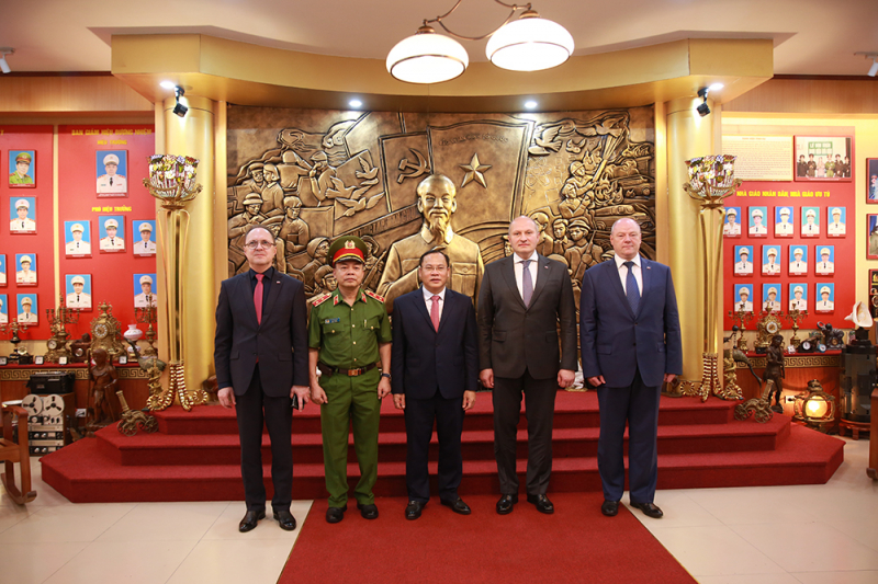 Tăng cường và mở rộng quan hệ đoàn kết, hữu nghị truyền thống Việt Nam – Liên bang Nga -2