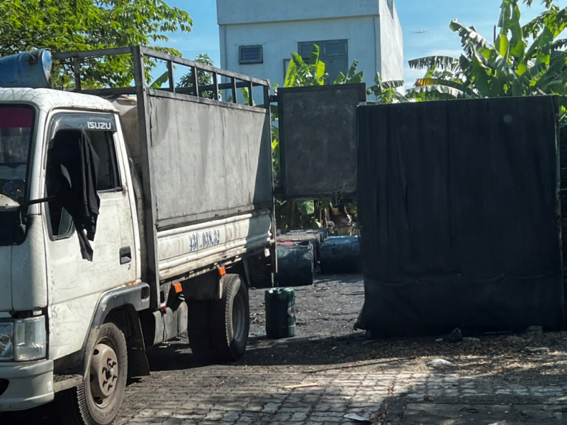 Phát hiện bãi tập kết, sang chiết dầu nhớt khủng không phép giữa khu dân cư  -0