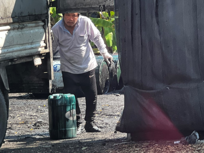 Phát hiện bãi tập kết, sang chiết dầu nhớt khủng không phép giữa khu dân cư  -1