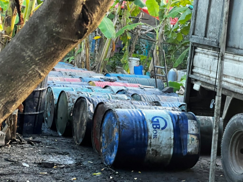 Phát hiện bãi tập kết, sang chiết dầu nhớt khủng không phép giữa khu dân cư  -0