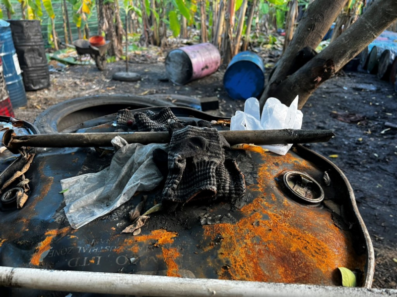 Phát hiện bãi tập kết, sang chiết dầu nhớt khủng không phép giữa khu dân cư  -2