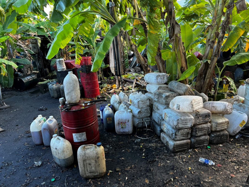 Phát hiện bãi tập kết, sang chiết dầu nhớt khủng không phép giữa khu dân cư  -1