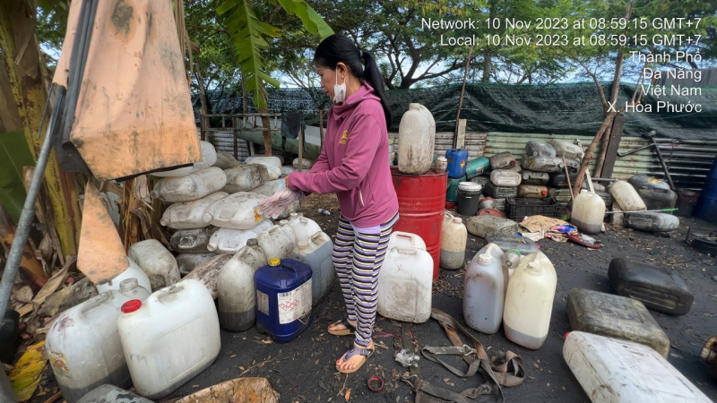 Phát hiện bãi tập kết, sang chiết dầu nhớt khủng không phép giữa khu dân cư  -3