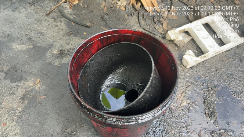 Phát hiện bãi tập kết, sang chiết dầu nhớt khủng không phép giữa khu dân cư  -4