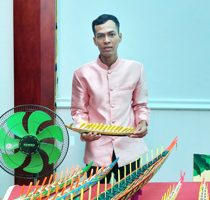 Người thổi hồn vào mô hình ghe Ngo mi ni  -0