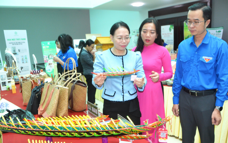 Người thổi hồn vào mô hình ghe Ngo mi ni  -0