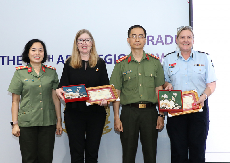 Trao Kỷ niệm chương “Bảo vệ an ninh Tổ quốc” tặng hai cá nhân -0