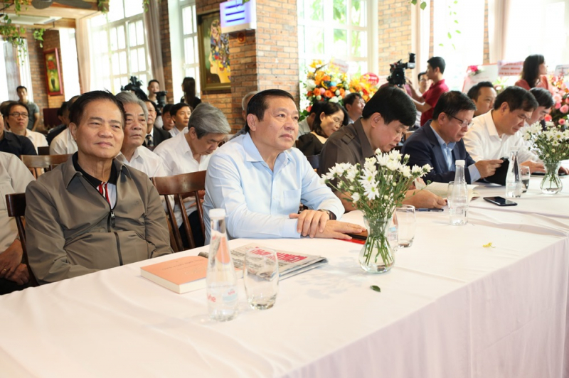 Ra mắt tập thơ “Hoa đời mùa sau” của nhà thơ Nguyễn Hồng Vinh -0