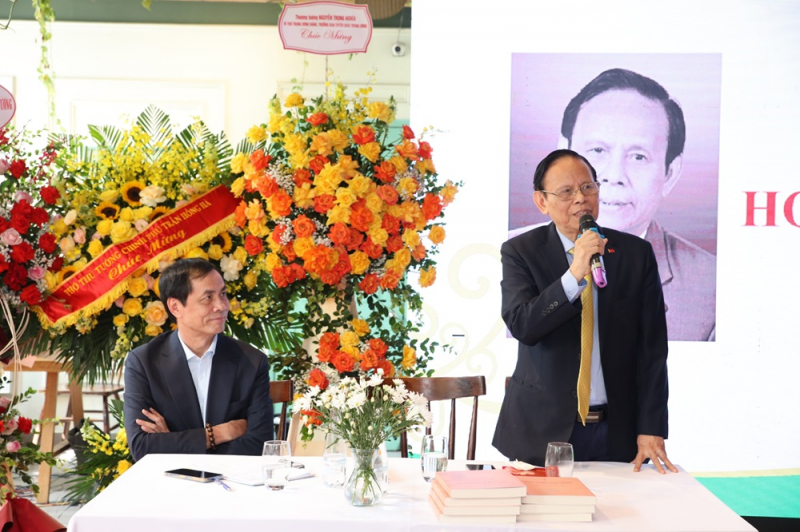 Ra mắt tập thơ “Hoa đời mùa sau” của nhà thơ Nguyễn Hồng Vinh -0