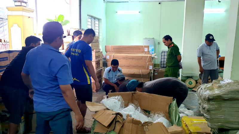 Xe đầu kéo vận chuyển hàng ngàn sản phẩm hàng hóa không rõ nguồn gốc -0
