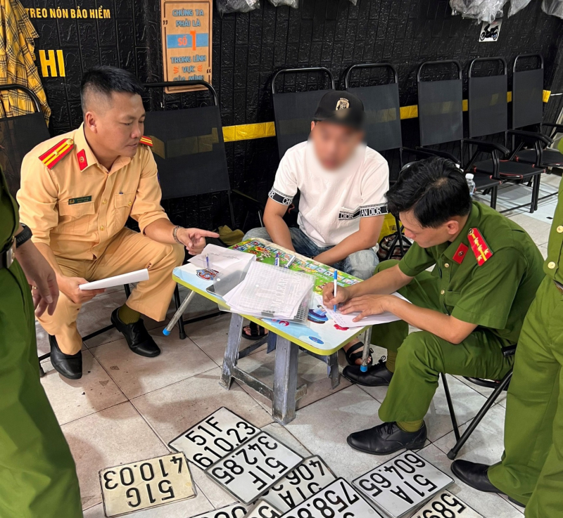 Đồng loạt ra quân tổng kiểm tra các cơ sở kinh doanh khắc dấu, in ấn… -0