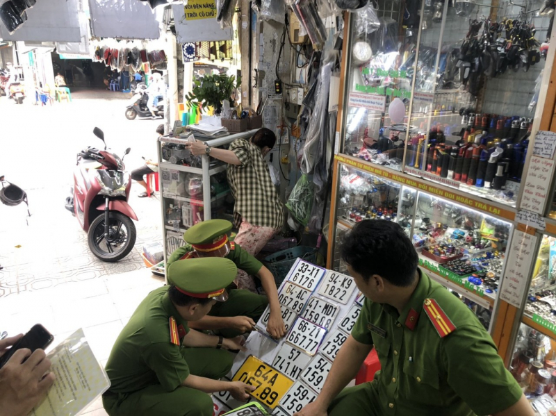 Đồng loạt ra quân tổng kiểm tra các cơ sở kinh doanh khắc dấu, in ấn… -1