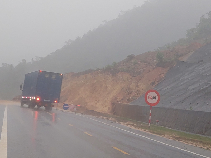 Mưa lớn gây sạt lở tại đèo La Ngà, cao tốc La Sơn- Túy Loan -0