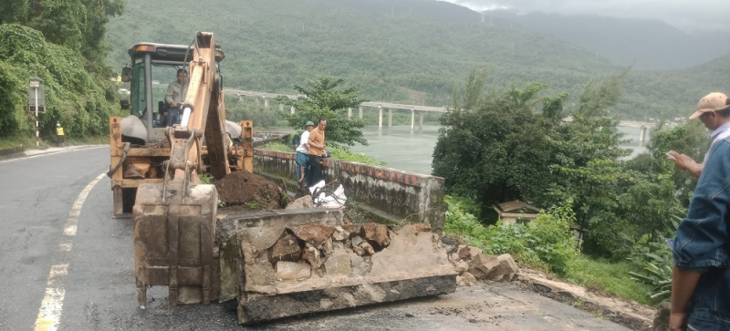 Xử lý kịp thời sự cố sụt trượt có nguy cơ mất an toàn đường sắt -0