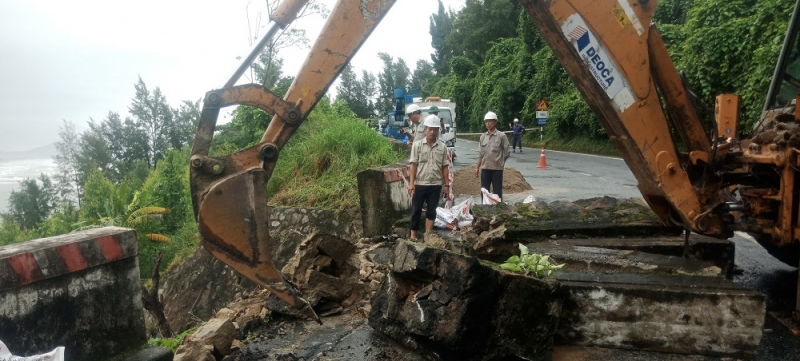 Xử lý kịp thời sự cố sụt trượt có nguy cơ mất an toàn đường sắt -0