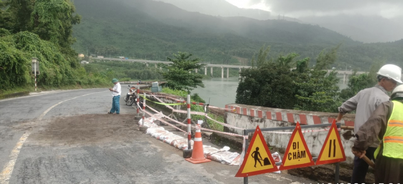 Xử lý kịp thời sự cố sụt trượt có nguy cơ mất an toàn đường sắt -0