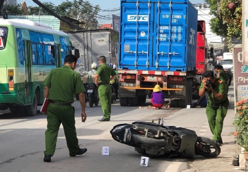Sau va chạm với xe đầu kéo, chồng ôm thi thể vợ khóc nghẹn -0