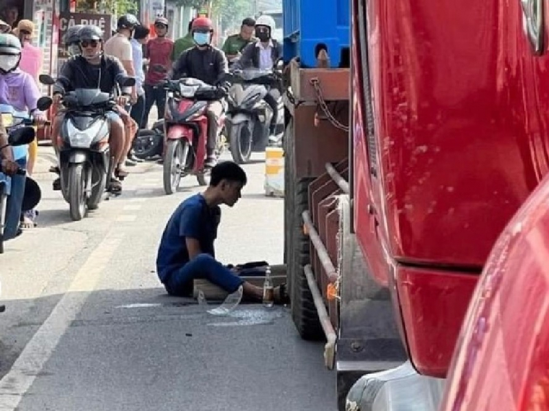 Sau va chạm với xe đầu kéo, chồng ôm thi thể vợ khóc nghẹn -0
