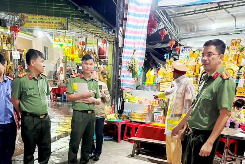 Giám đốc Công an tỉnh Hà Tĩnh thăm, động viên cán bộ Công an xã bị thương khi làm nhiệm vụ -0