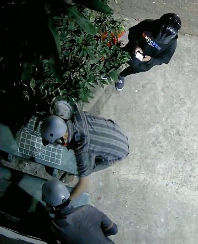 Truy xét 3 đối tượng xịt sơn quảng cáo trang web cờ bạc lên hàng chục ghế đá -0