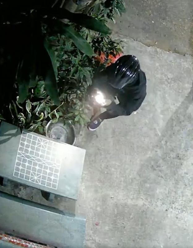 Truy xét 3 đối tượng xịt sơn quảng cáo trang web cờ bạc lên hàng chục ghế đá -0