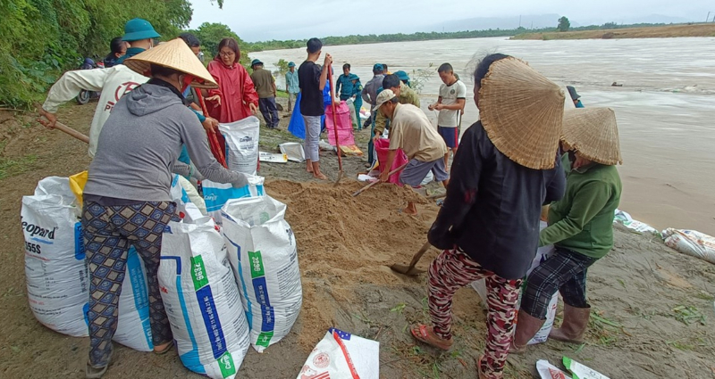 Hàng trăm người đội mưa “vá” sạt lở bờ sông Vu Gia -0