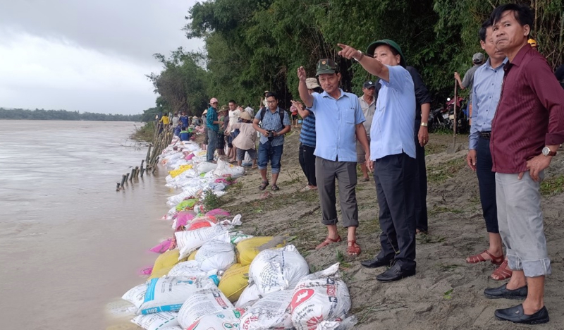 Hàng trăm người đội mưa “vá” sạt lở bờ sông Vu Gia -0