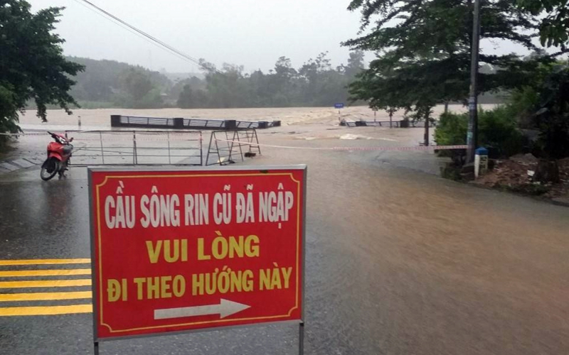 Hàng trăm người đội mưa “vá” sạt lở bờ sông Vu Gia -0